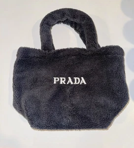🩵 NEUF ! PRADA BEAUTY TEDDY MINI SAC FOURRE-TOUT POIGNÉE GRISE GWP LOGO CADEAU DOUX SHERPA - Photo 1/3