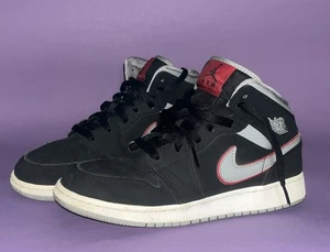 Nike Air Jordan 1 Medio Negro Gris Partícula Gimnasio Rojo Talla 6.5Y 554725-060 - Imagen 1 de 8