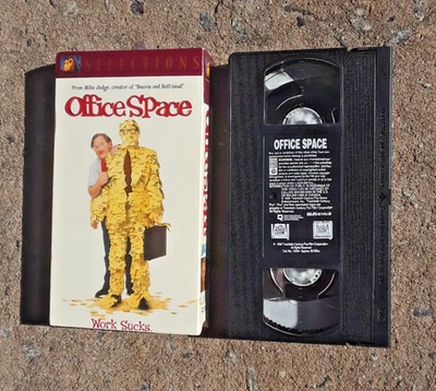 Office Space (VHS, 1999) movie comedy dystopia corporate satire humor Mike Judge Foto 1 de 4