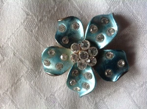 AUFFÄLLIGE BLAUE BLUMENBLÜTE TRACHTENBROSCHE MIT STRASSSTEINEN unsigniert - Bild 1 von 3