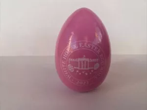 2023 Weißes Haus Holz Osterei rosa Präsident Biden & Dr. Biden signiert - Bild 1 von 4