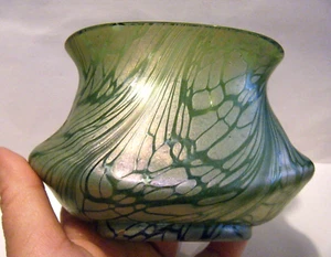 Jarrón de Vidrio Art Nouveau Bohemio Verde Checo Iridiscente Artístico Antiguo Años 1900 - Imagen 1 de 16