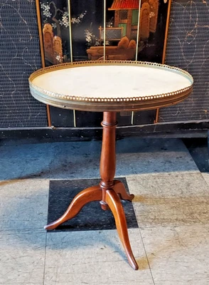 Antigua mesa de vino francesa pequeña de mármol Foto 1 de 4