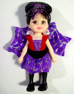 Nuevo sin caja Barbie Kelly Truco o trato Muñeca Kayla, Disfraz de Araña - Imagen 1 de 2