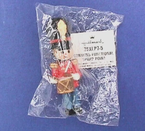 Hallmark PIN Christmas Vintage DRUMMER Boy CLOTHESPIN SOLDIER 1977 Brooch NEW - Picture 1 of 3