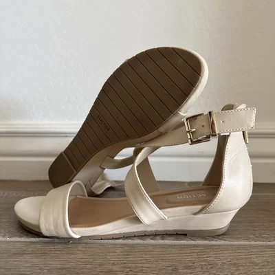 Sandalia de cuña cruzada Kenneth Cole Reaction para mujer dorada suave serpiente talla EE. UU. 8,5 Foto 1 de 4