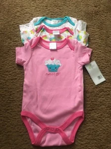 Neu mit Etikett Baby Mädchen Babyausrüstung Einheitsgröße 12 Monate. 3er Set - Bild 1 von 3