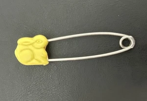 Pin de seguridad vintage de pañales para bebé figura de conejo amarillo - Imagen 1 de 3