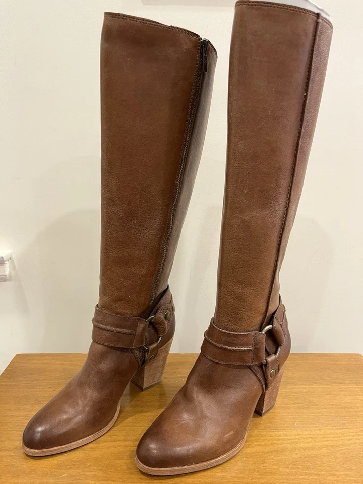 Botas para mujer FRYE Essa de cuero marrón, tacón alto, hasta la rodilla, cremallera, arnés EE. UU. Foto 1 de 4