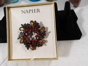 Papierkranz Brosche Anstecknadel Emaille Strass schwarz, rot & goldfarben mit Box - Bild 1 von 4