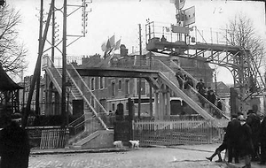 27 VERNON CARTE POSTALE PHOTO LAVERGNE PASSERELLE DE LA GARE  - Picture 1 of 2