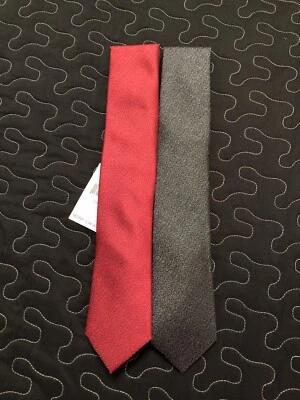 LOTE DE 2 CORBATAS DE SEDA HAGGER•Rojo sólido y negro•Precio de venta sugerido por el fabricante: $34•Nuevo con etiquetas Foto 1 de 4