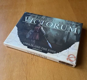HOPLOMACHUS VICTORUM: APRILIS AND THE FOOL - Chip Theory Games - NUOVO - NEW - Foto 1 di 3