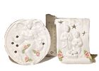 Zwei weiße Keramik-Teelichthalter mit rosa Blumen. Heilige Familie und Engel