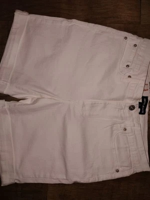 Women's DKNY Denim White Shorts Size 8 New With Tags - Image 1 of 4