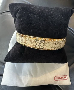 Coach 1/2" weiße Emaille Signatur C Logo Armreif goldfarben Armband - Bild 1 von 2