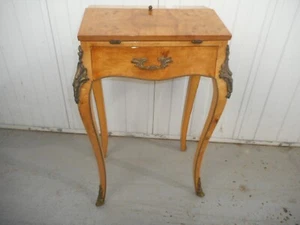 A beautiful petite desk, bureau - Picture 1 of 4