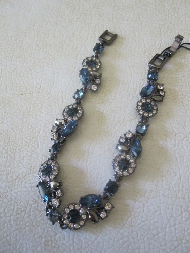 Bracciale flessibile Givenchy 7 5 pollici nuovo con etichette pietre di cristallo blu e trasparente chiusura scatola $68