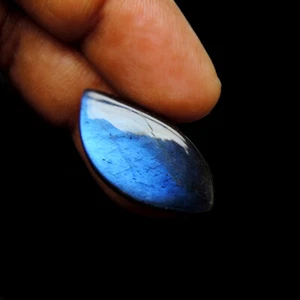 LOVELY LEAF SHAPE 29.85 CARAT PEACOCK SHADE LABRADORITE GEMSTONE - Picture 1 of 6