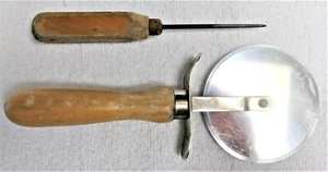 VINTAGE HD PIZZASCHNEIDER 3,75 ZOLL EDELSTAHLRAD EISPICKEL HOLZGRIFFE GEBRAUCHT - Bild 1 von 3