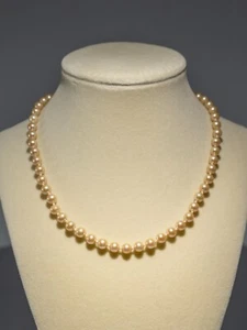 Collar de cuentas de perlas de imitación anudadas broche de metal dorado Monet firmado de colección - Imagen 1 de 4