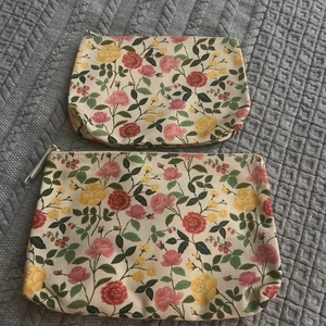Lotto di 2 borse cosmetiche in tela Rifle Paper Co. 2 misure stampe floreali etichetta in pelle - Foto 1 di 8