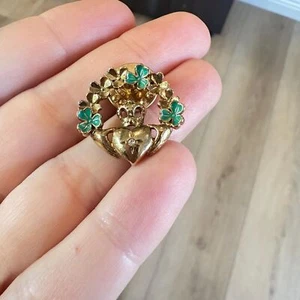 Avon Shamrock Accented Claddagh Pin, 2000 - Irish Heart in hands St Patrick - Imagen 1 de 3