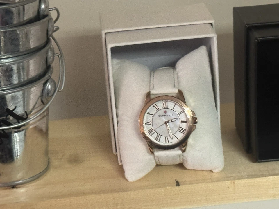 Reloj de cuero Bernoulli 9843 Faun para mujer de moda con bisel de oro rosa esfera mop Foto 1 de 1