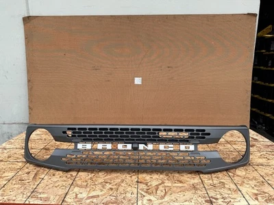 ОРИГИНАЛЬНАЯ РЕШЕТКА РАДИАТОРА FORD BRONCO 21-25 BADLANDS СЕРАЯ БЕЛАЯ БУКВА С КАМЕРОЙ В СБОРЕ - Изображение 1 из 4