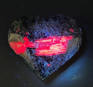 Natural Red/Green Ruby Epidote Quartz Heart Glow Under UV Light C410 - Picture 1 of 8