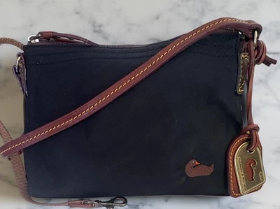 Bolso de Viaje Dooney & Bourke Nylon Negro Marrón Dorado Dije Bordado Pato Foto 1 de 4