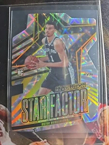 2023-24 Panini Revolution Victor Wembanyama #10 Rookie Star Factor Die-Cut SSP - Foto 1 di 2