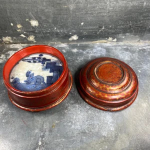 Boîte à mignardises en bois laqué rouge et porcelaine - Chine XVIIIe/XIXe - Foto 1 di 13