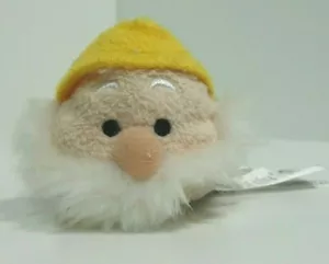 Disney Store Tsum Tsum Feliz Blancanieves y los 7 enanitos 3,5" mini juguete de peluche enano - Imagen 1 de 8