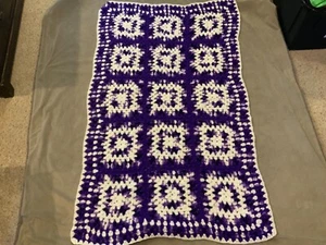 Abuela Crochet Púrpura y Blanco Tiro Afgano 56"x35" - Imagen 1 de 3