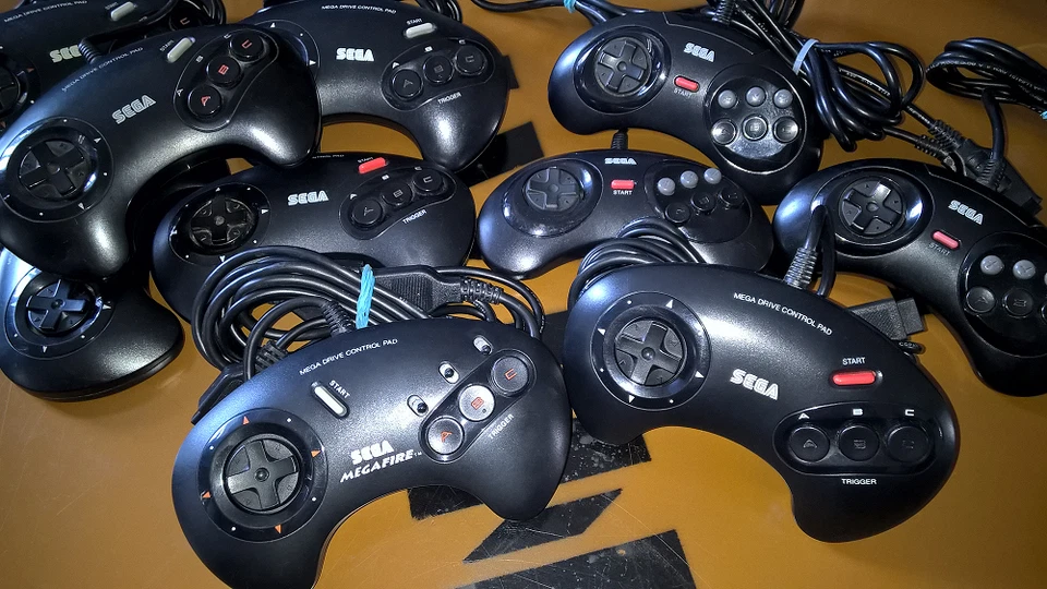 Original SEGA Mega Drive Controller/ Control Pad - Top Condition - Free Choice - Image 1 of 1