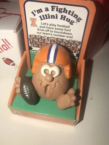 "I'm a Fighting Illini Hug" - Figurina da collezione The Hug Factory nuova con scatola regalo - Foto 1 di 7