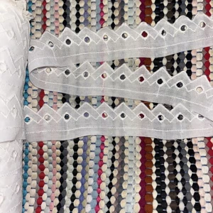 Vintage 18 Yard weiß 1 1/4 Zoll breit Baumwolle bestickt Bordüre Spitzenborte Öse - Bild 1 von 3