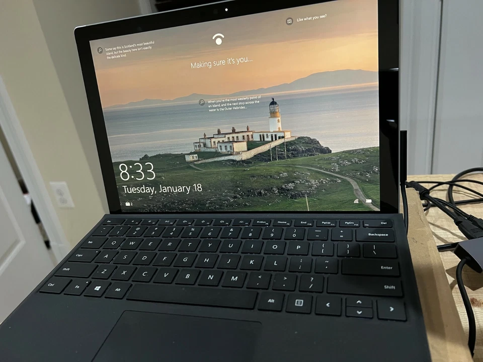 Microsoft Surface Pro 7 12.3" (128GB SSD, Intel Core i5 10th Gen., 3.70 GHz,... - Image 1 of 1