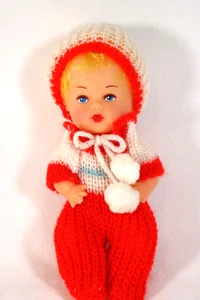 Muñeca bebé vintage años 50 cabeza de goma, cuerpo de plástico con traje de hilo kitsch excelente - Imagen 1 de 5