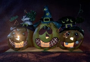3 Kürbisse tragen Hüte dreifach Votiv Kerzenhalter Halloween - Bild 1 von 10