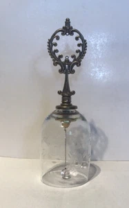 Campana de cena de vidrio grabado en cristal cortado a mano Bohemia con mango de latón - Imagen 1 de 7