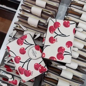 Cartera COACH CZ762 Mujer Mediana Esquina Cremallera Con Cereza 🍒 Estampado Cuero Liso - Imagen 1 de 10