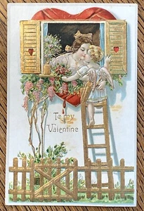 DAMA Besando CUPIDO Antiguo Vintage Acentos Dorados en Relieve ¡Postal de San Valentín! - Imagen 1 de 3