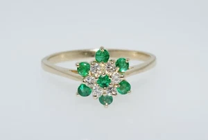 Anillo de flores con racimo de diamantes de 0,49 quilates de oro amarillo de 14 quilates con esmeralda de 0,24 quilates - Imagen 1 de 8
