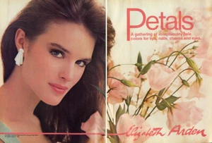 1985 Elizabeth Arden Jacki Adams pétalos maquillaje 2 páginas anuncio de revista - Imagen 1 de 1