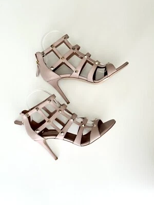 Sandalias de tacón VALENTINO GARAVANI Rockstud de cuero enjaulado con cremallera al tobillo color topo talla 38 Foto 1 de 4