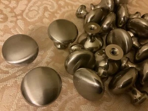 Amerock 1” Diameter Round Satin Nickel Cabinet Knob (25 in lot w/hardware) - Bild 1 von 2