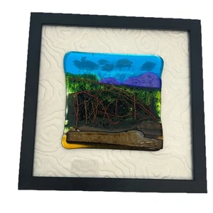 Lyn Hunter Glasfliese Kunst gerahmt blau Wolke grün lila Berge Zaun MODERN - Bild 1 von 9