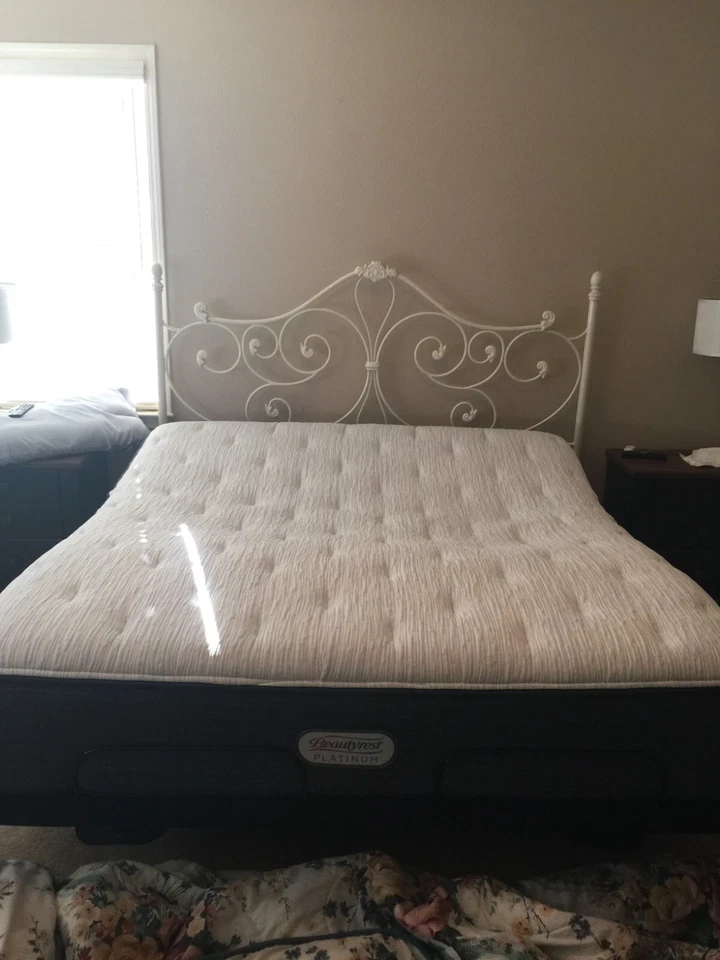 Ultimate Comfort Simmons BeautyRest CA King colchón de felpa y base con control remoto Foto 1 de 3